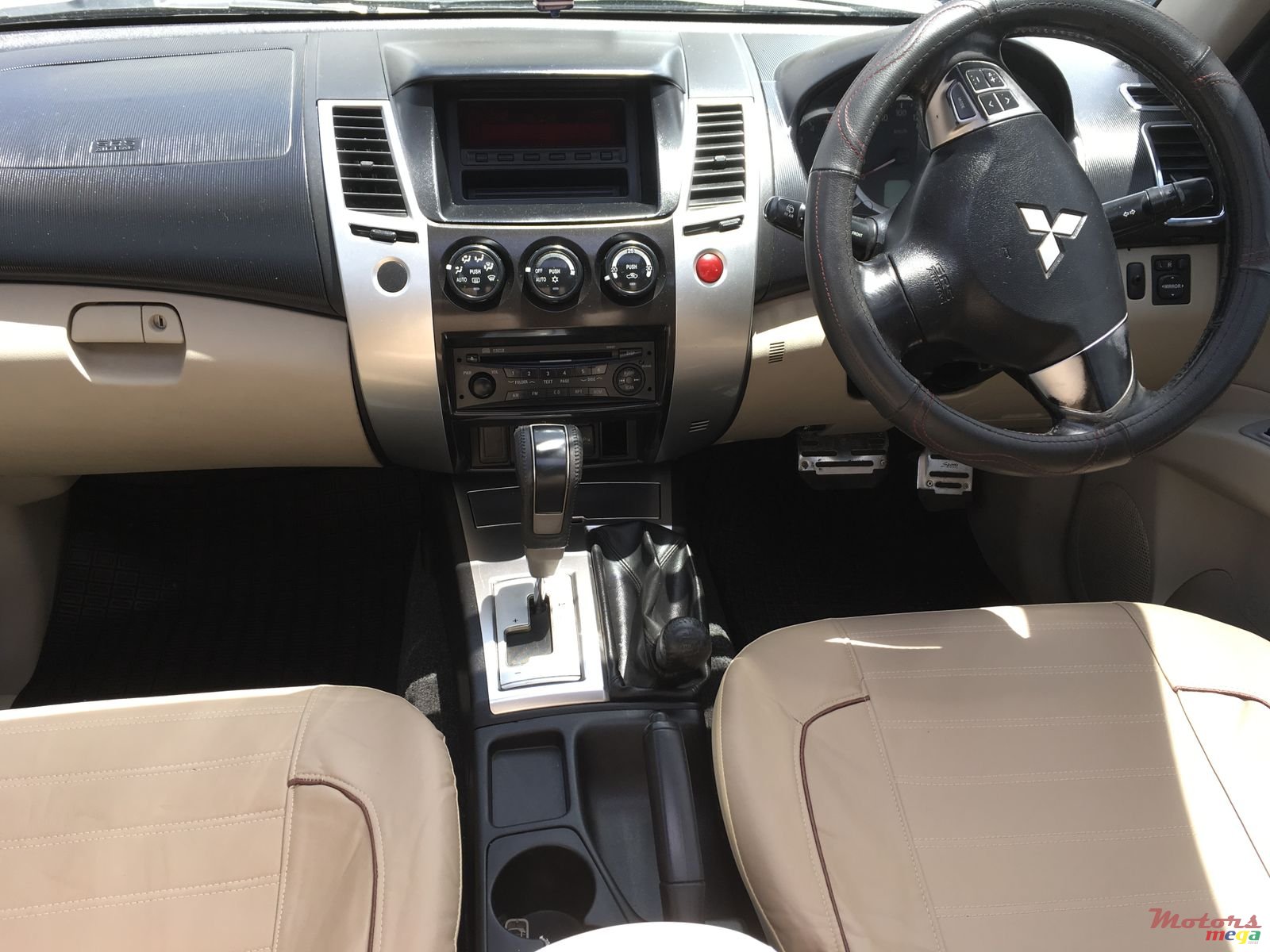 2011' Mitsubishi photo #3