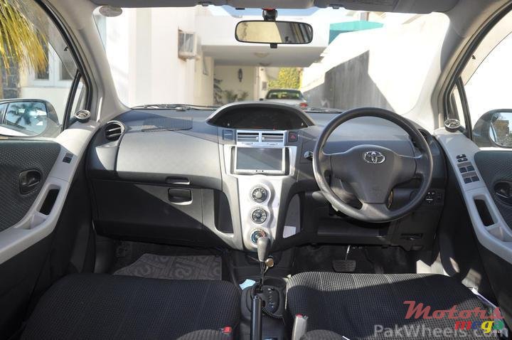 2007' Toyota Vitz photo #4