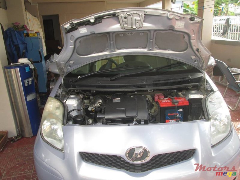 2009' Toyota Vitz photo #5