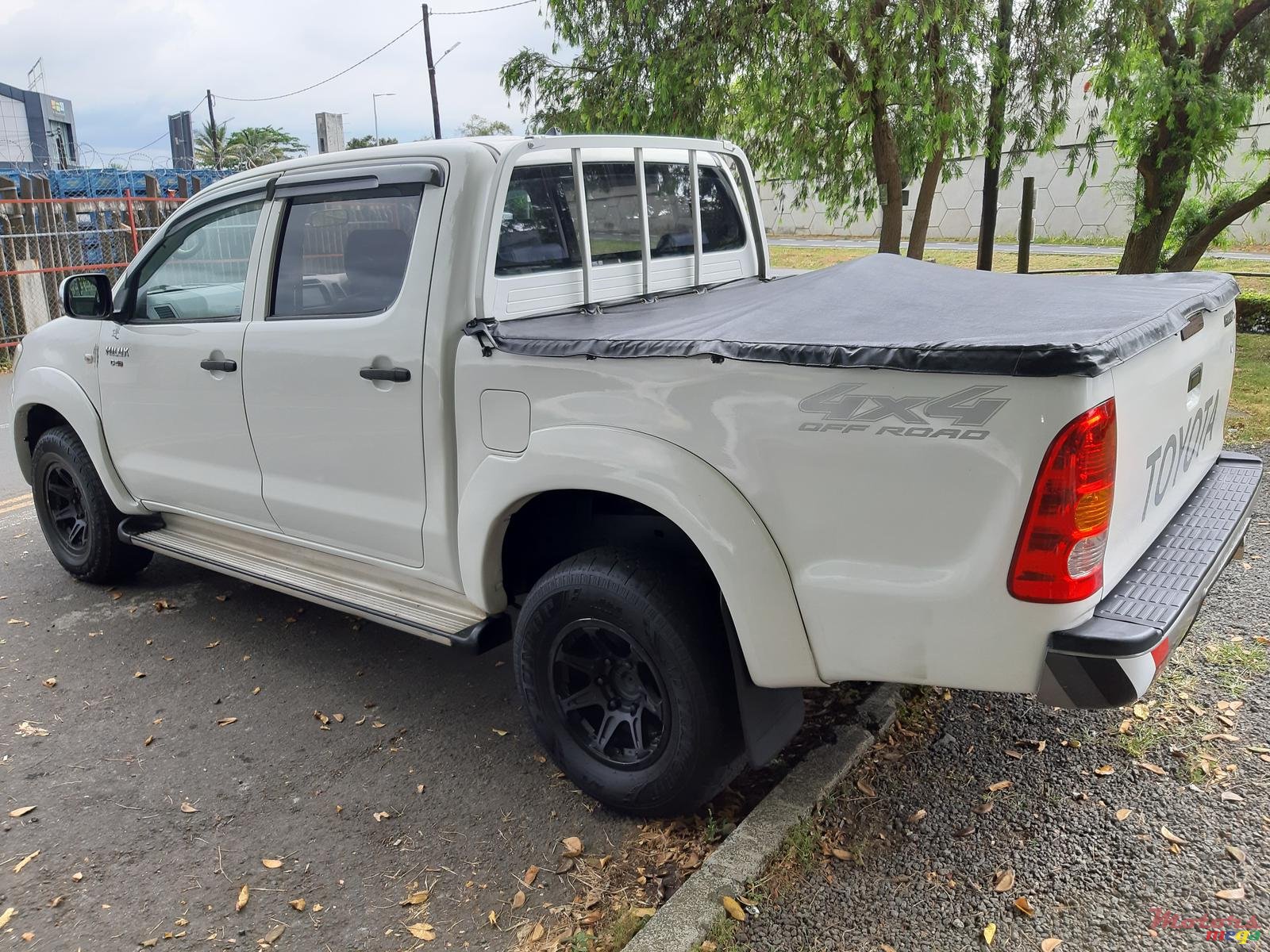 2010' Toyota Hilux photo #2