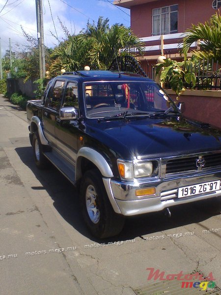 1997' Toyota Hilux 4x4 photo #1