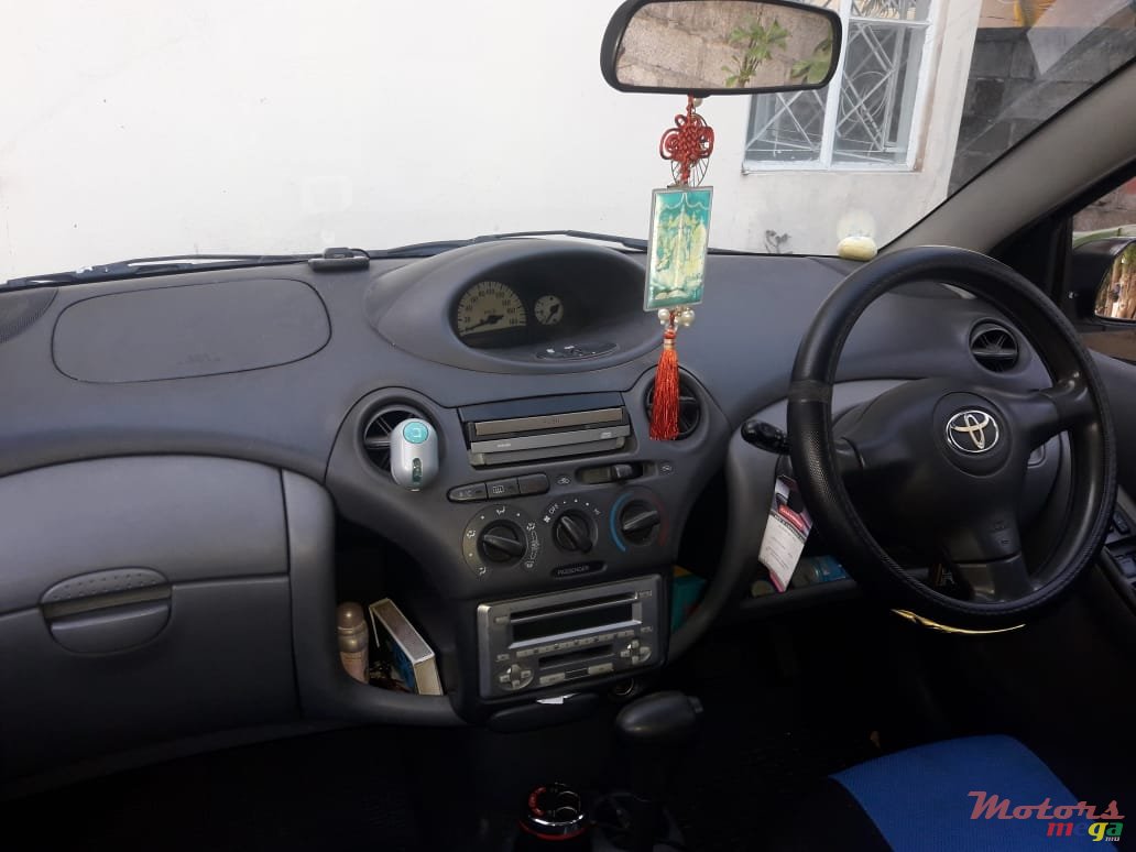 2002' Toyota Vitz photo #7