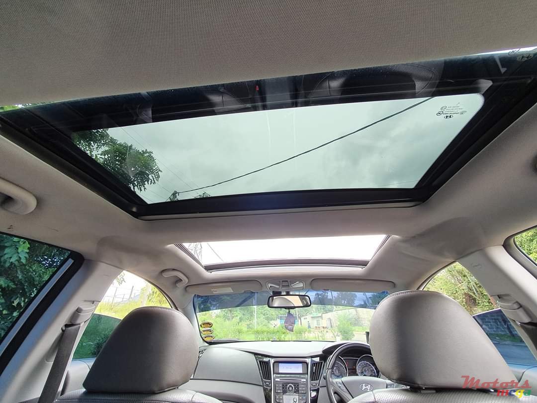 2011' Hyundai Sonata photo #6