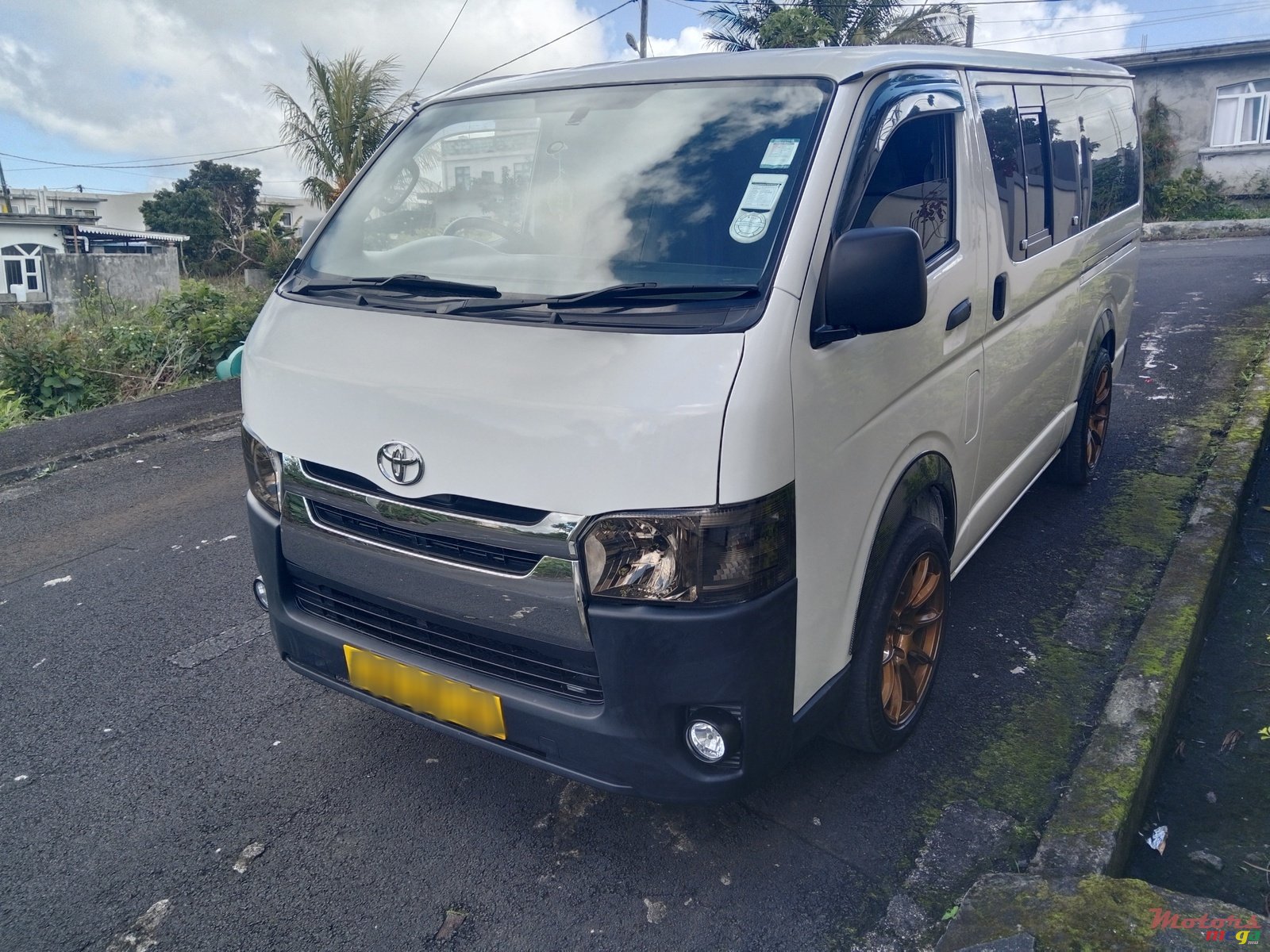 2010' Toyota Hiace photo #2