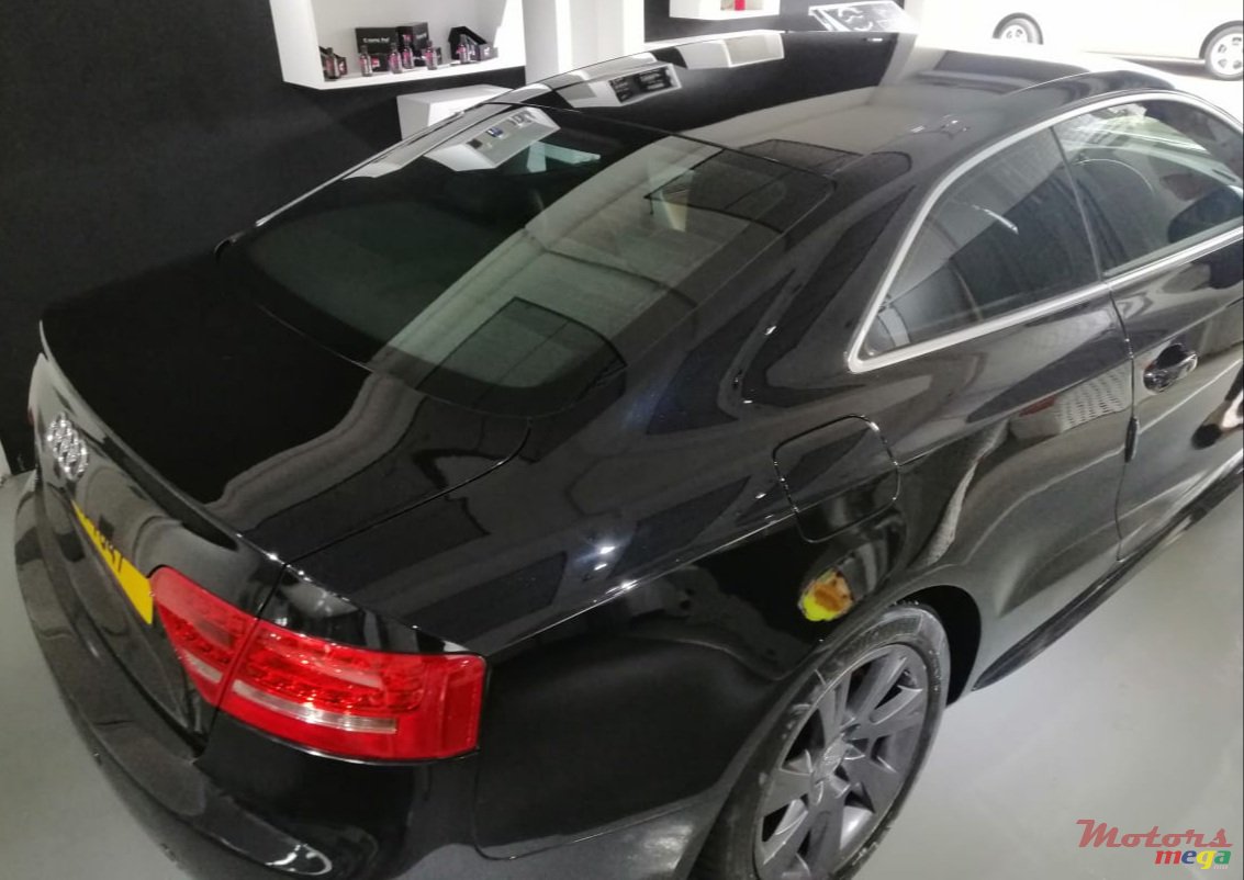 2011' Audi A5 Coupe photo #5