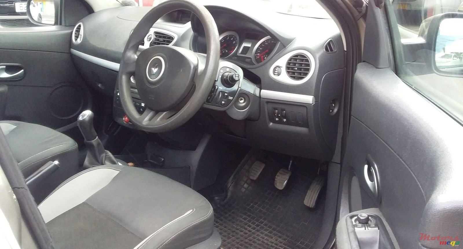 2010' Renault Clio photo #3