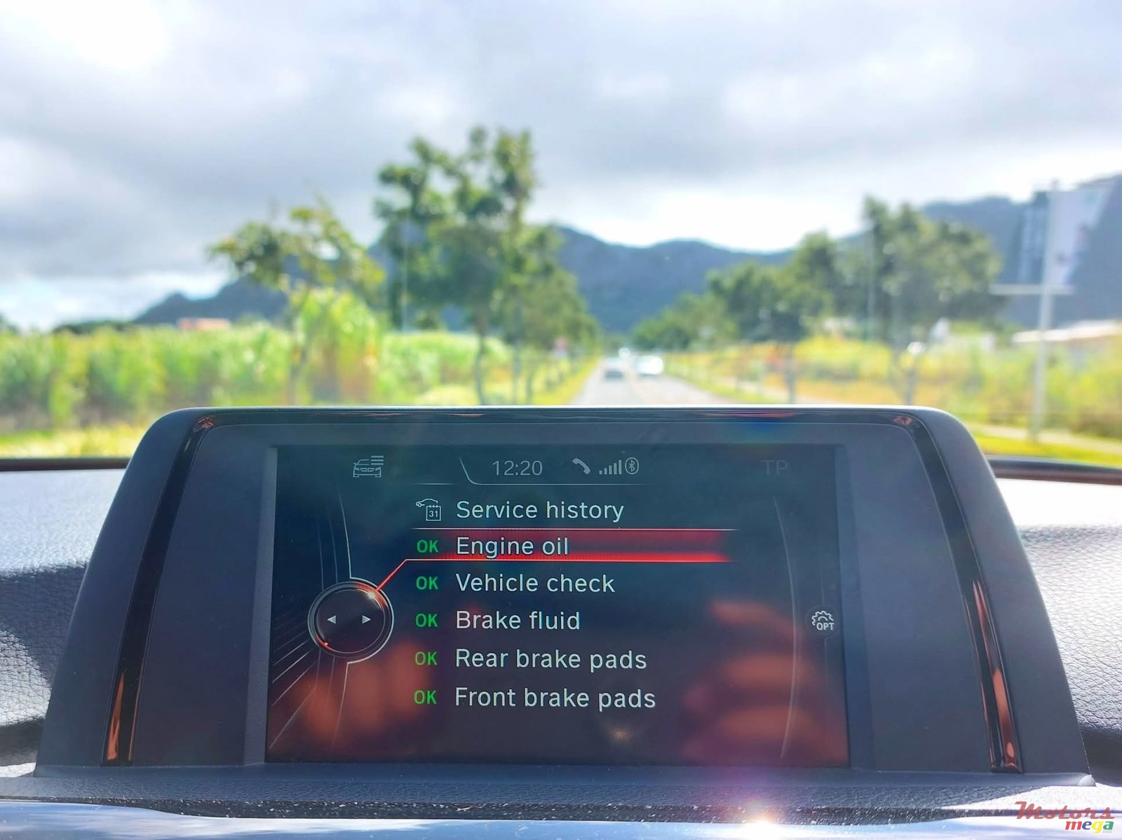 2017' BMW 318 photo #7