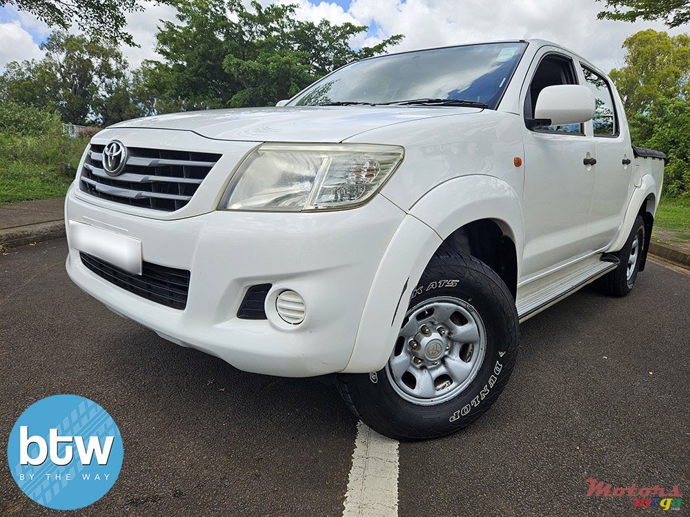 2015' Toyota Hilux photo #2