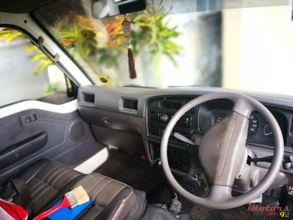 2001' Nissan Urvan Caravan photo #2