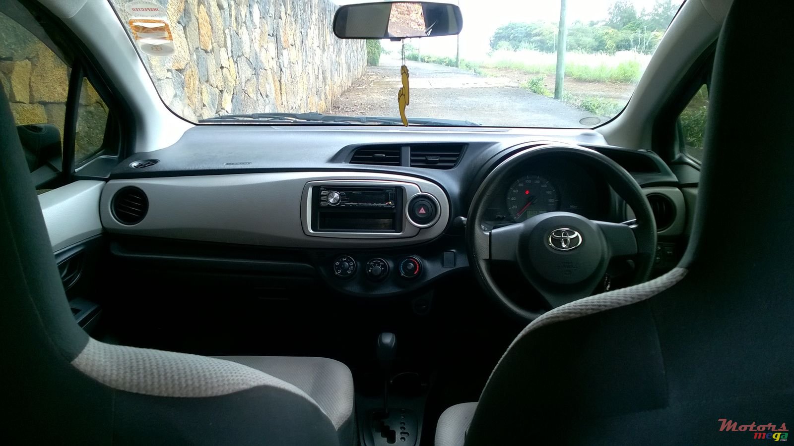 2012' Toyota Vitz photo #4
