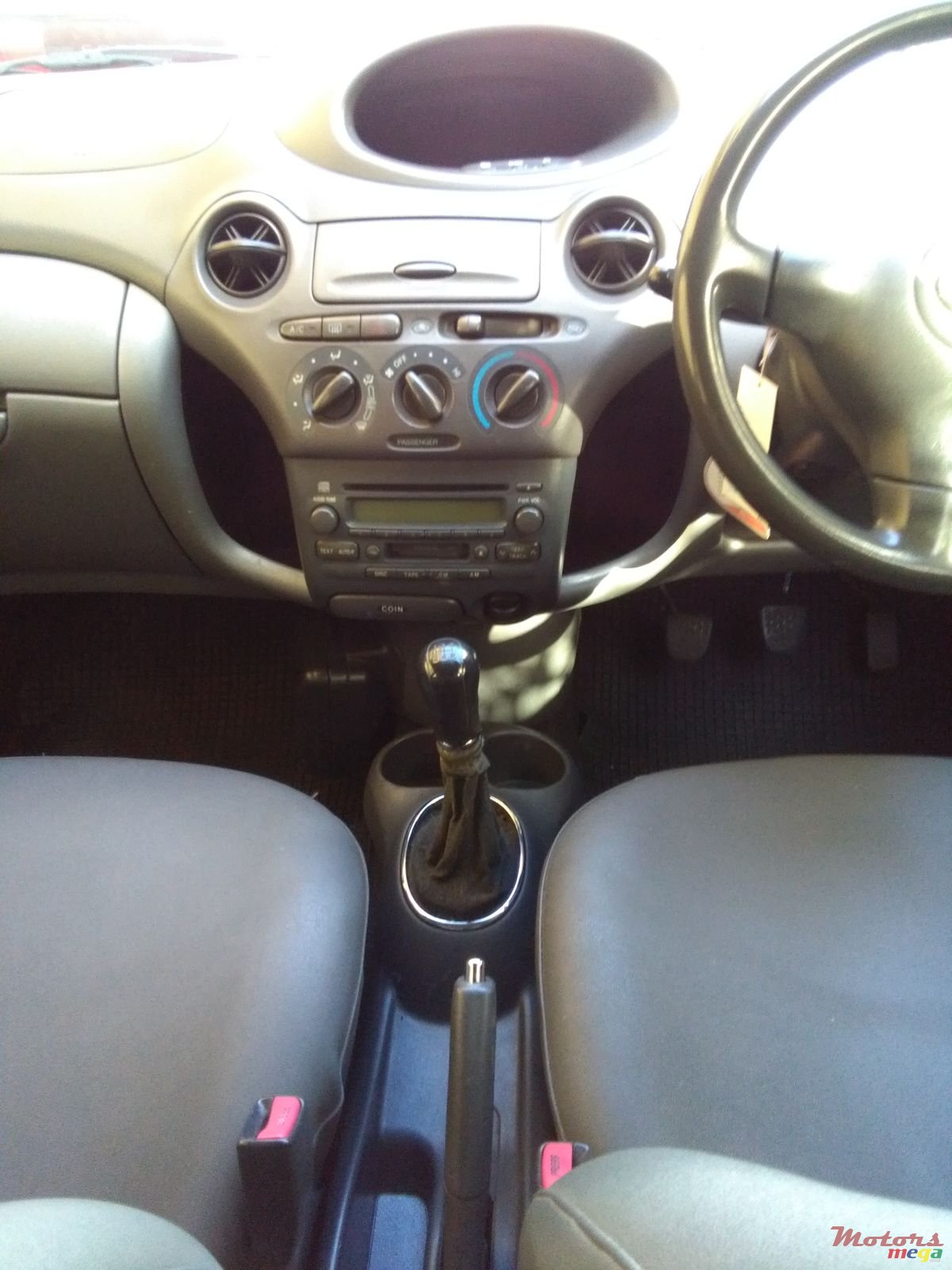 2002' Toyota Vitz photo #5