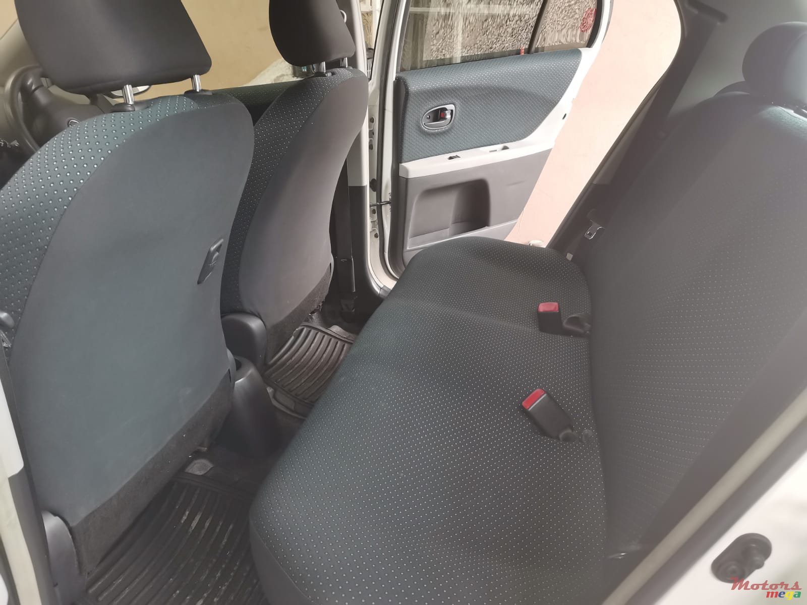 2005' Toyota Vitz photo #5