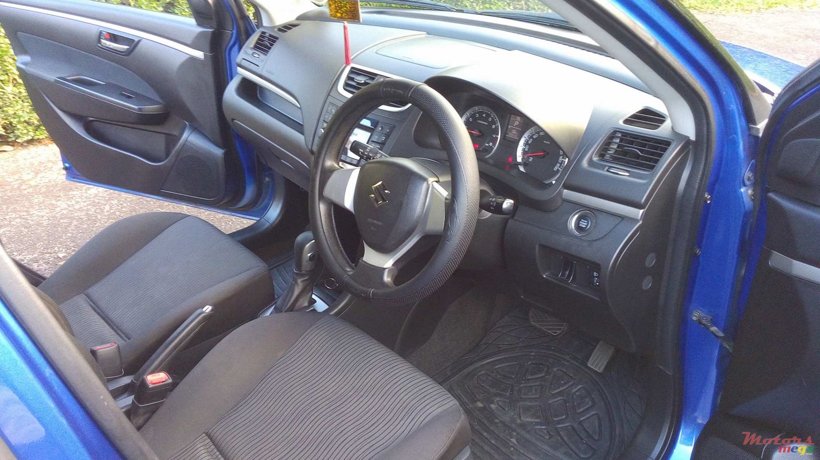 2010' Suzuki Swift photo #3