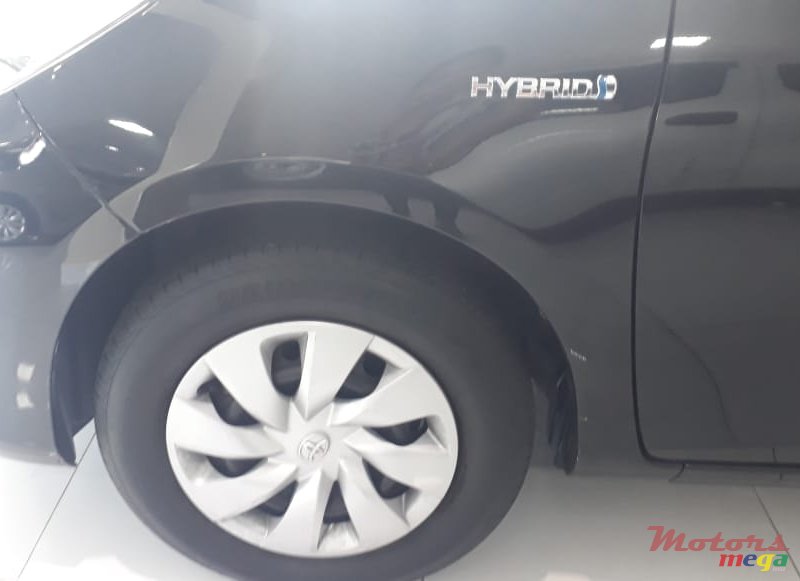 2017' Toyota Vitz Hybrid photo #5