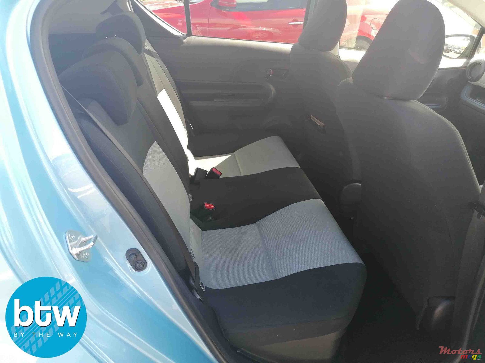 2014' Toyota Aqua Hybtride photo #4