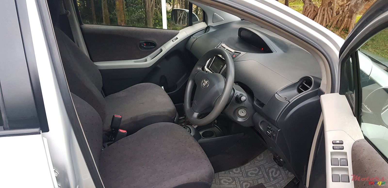 2008' Toyota Vitz photo #5