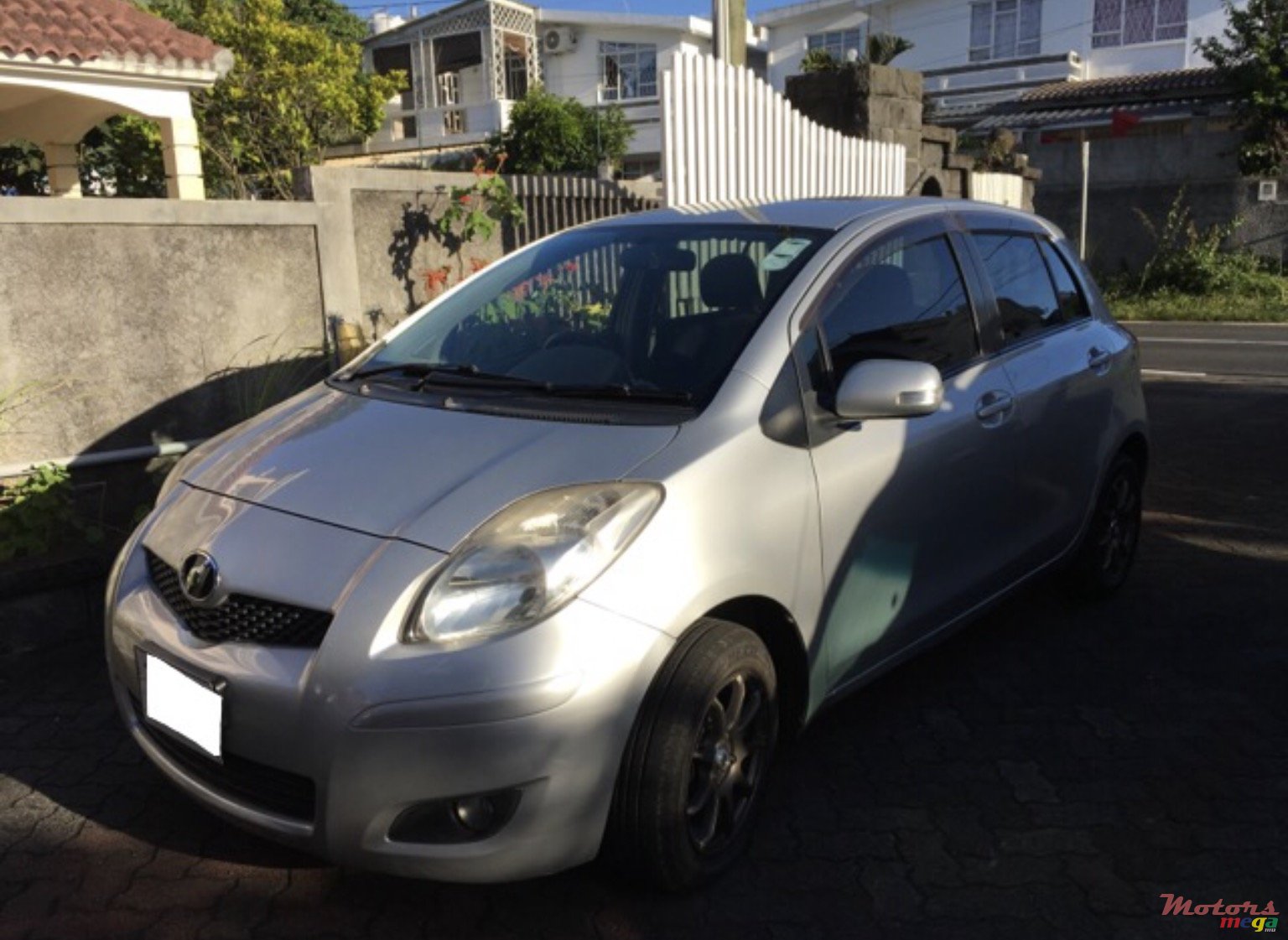 2009' Toyota Vitz photo #1