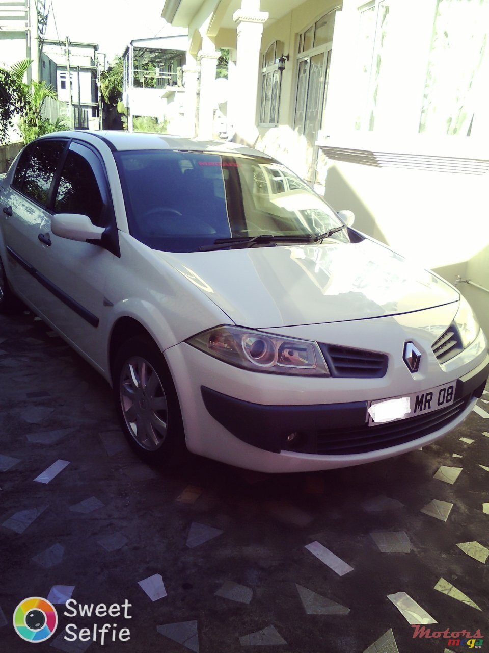 2008' Renault Megane photo #1