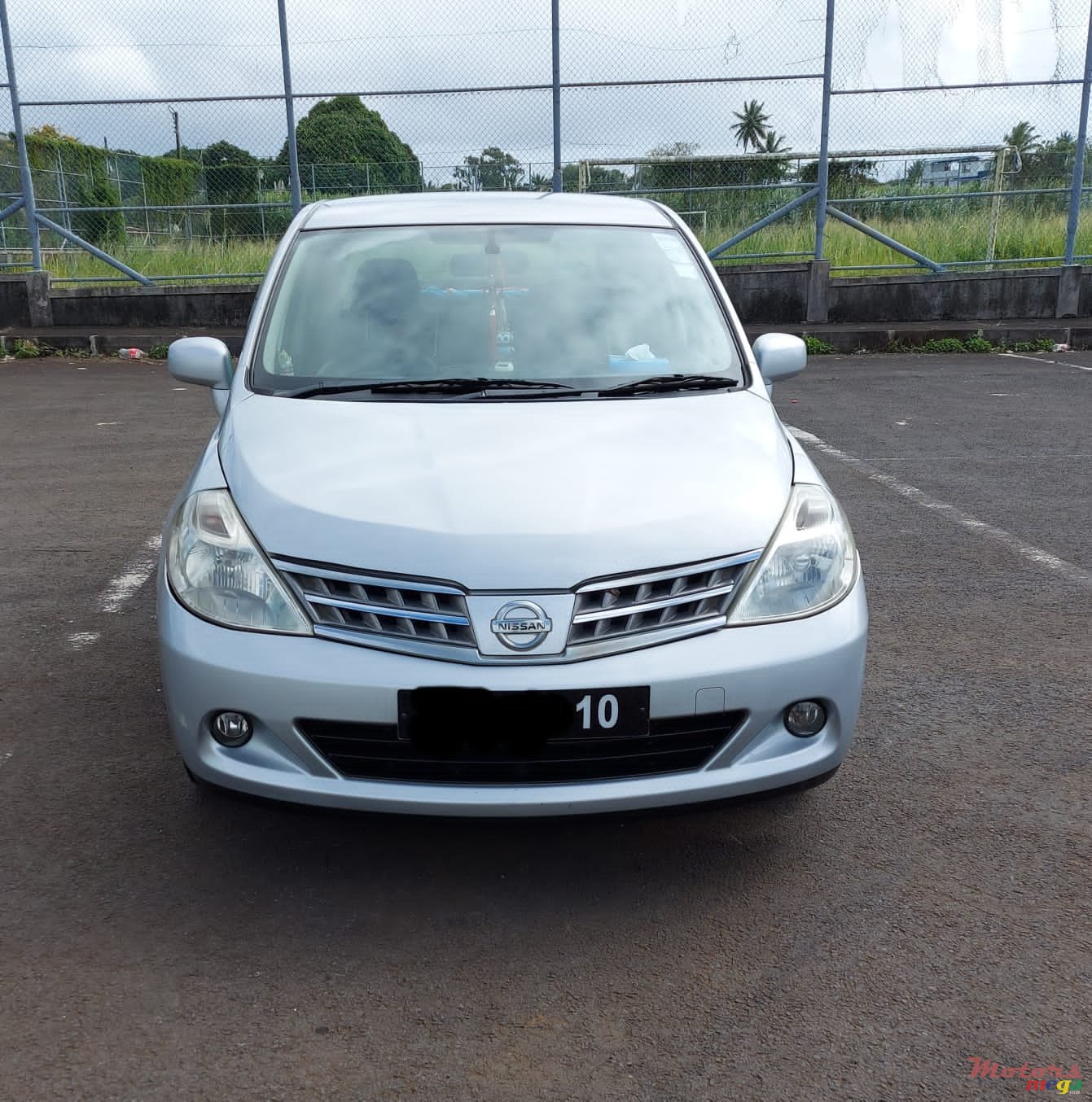 2010' Nissan Tiida photo #1