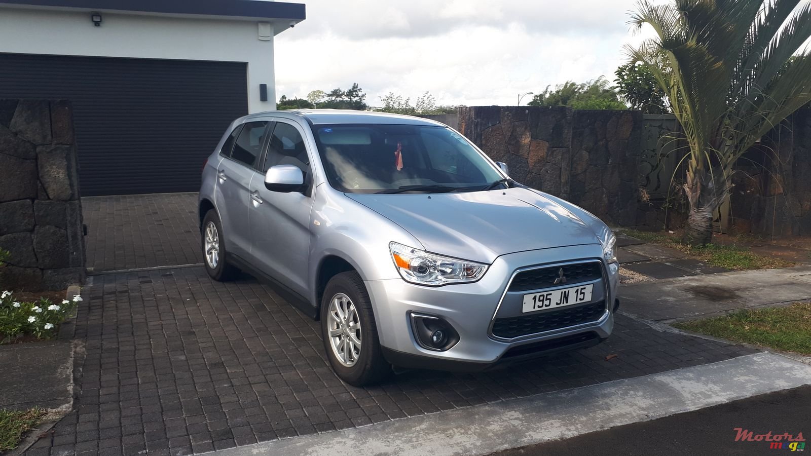 2015' Mitsubishi ASX photo #1