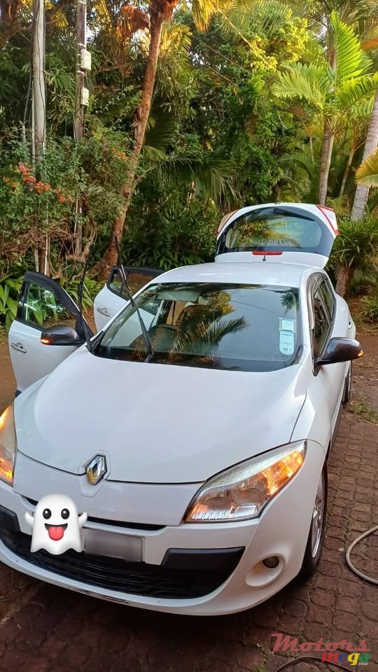 2011' Renault Megane photo #1