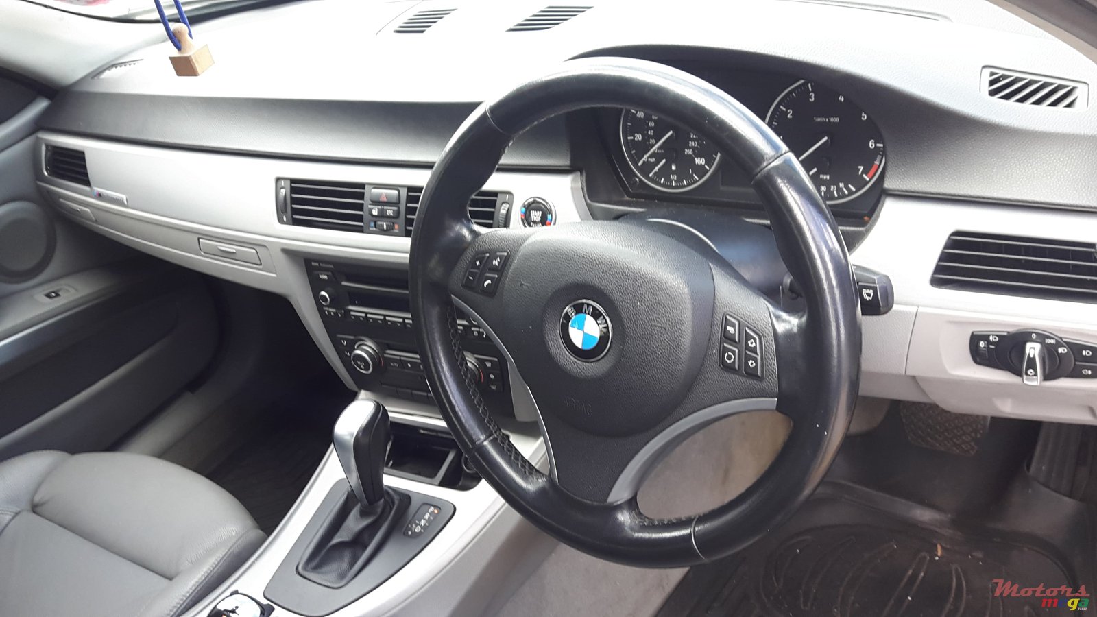 2010' BMW 318 photo #7