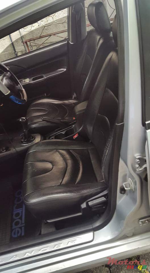 2004' Mitsubishi photo #5