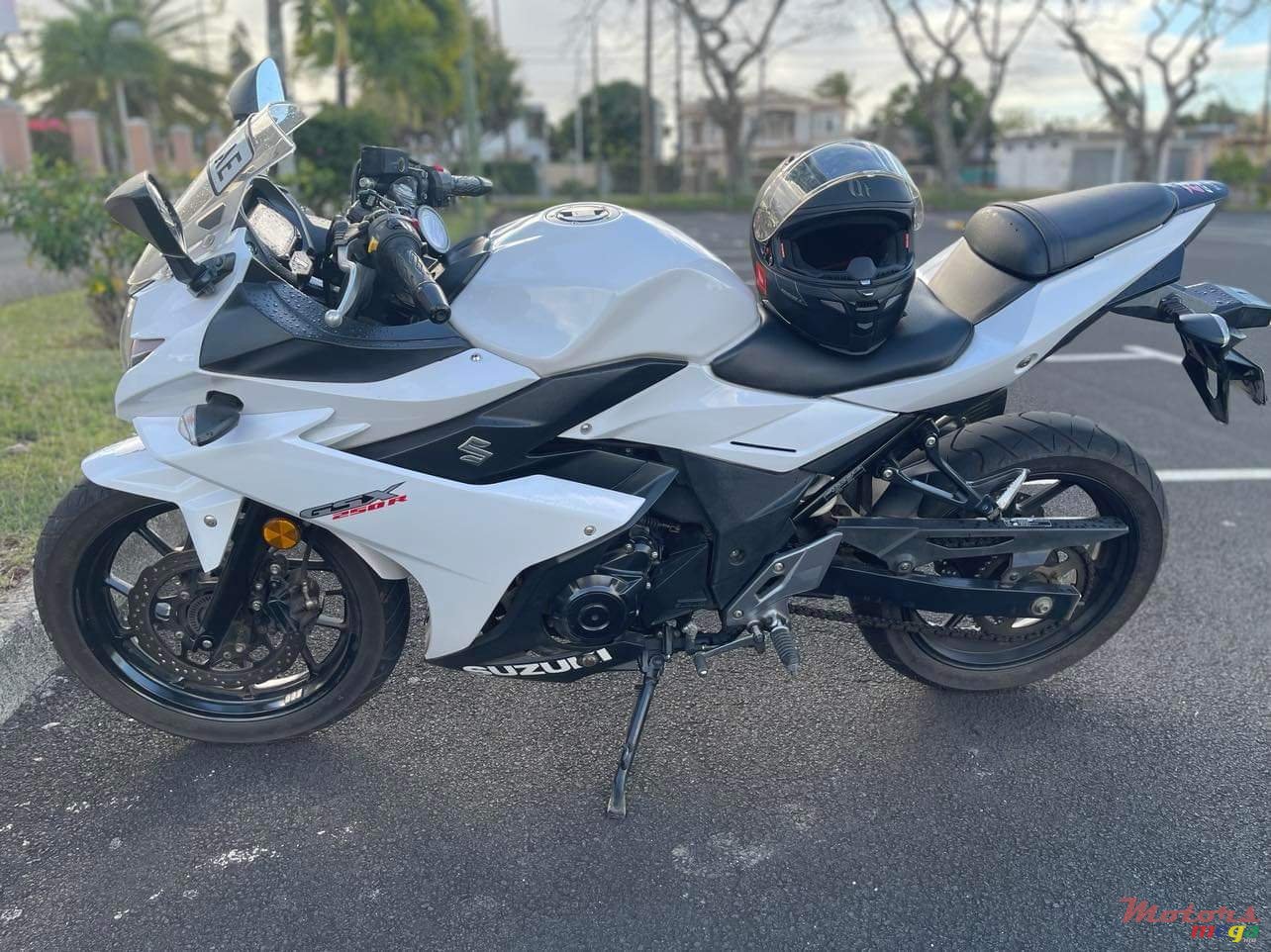 2019' Suzuki gsx250R photo #3