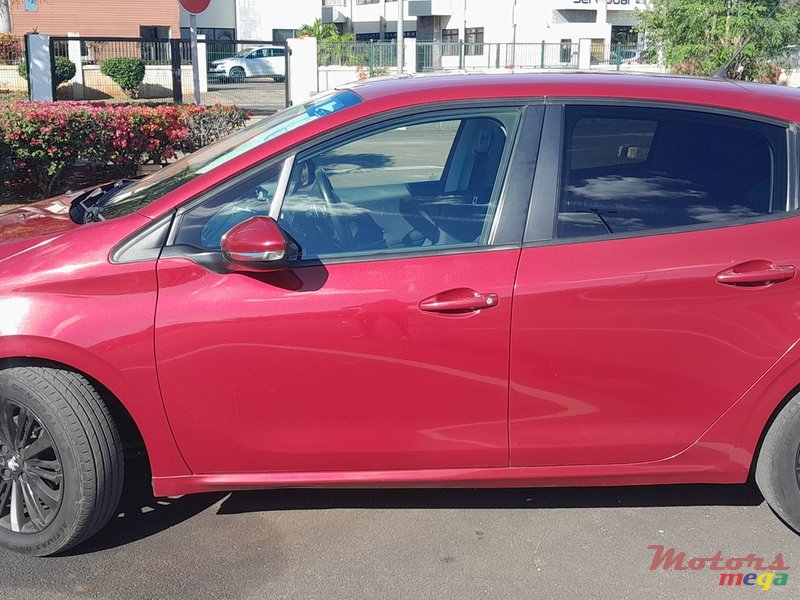 2017' Peugeot 208 5 portes photo #2