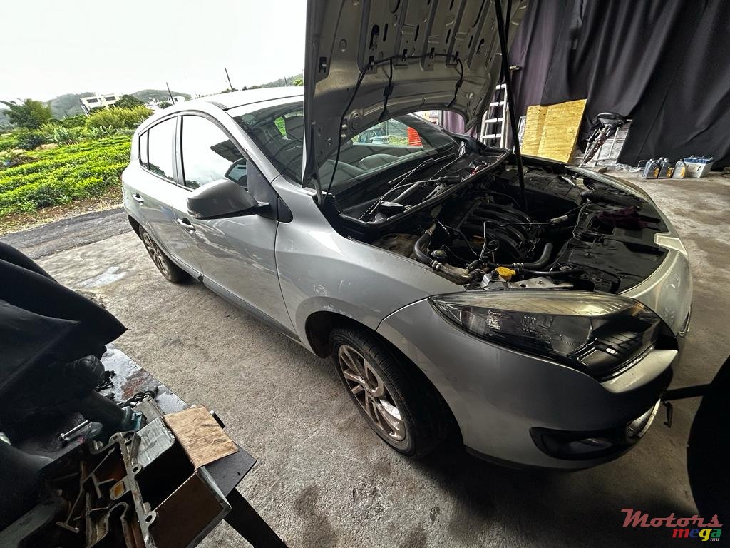 2012' Renault Megane photo #2