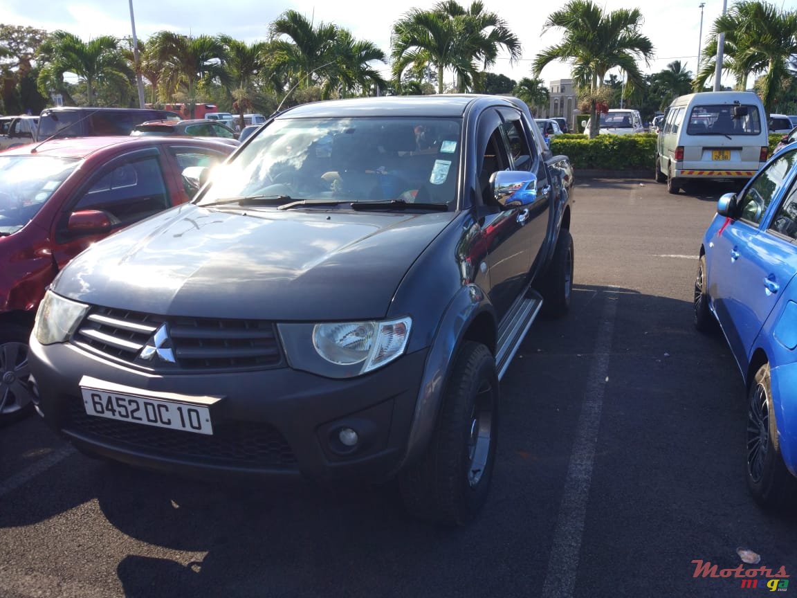 2010' Mitsubishi L 200 photo #1