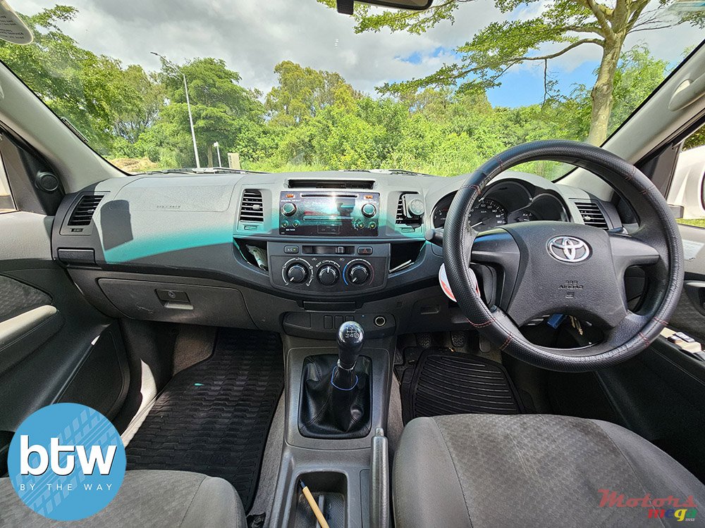 2015' Toyota Hilux photo #7