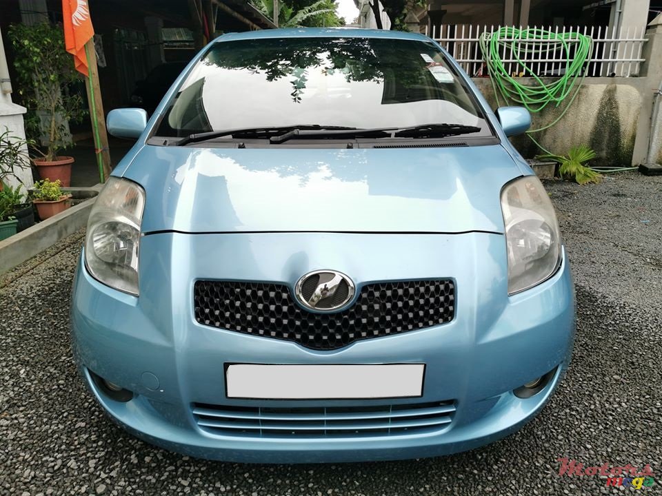 2006' Toyota Vitz photo #1