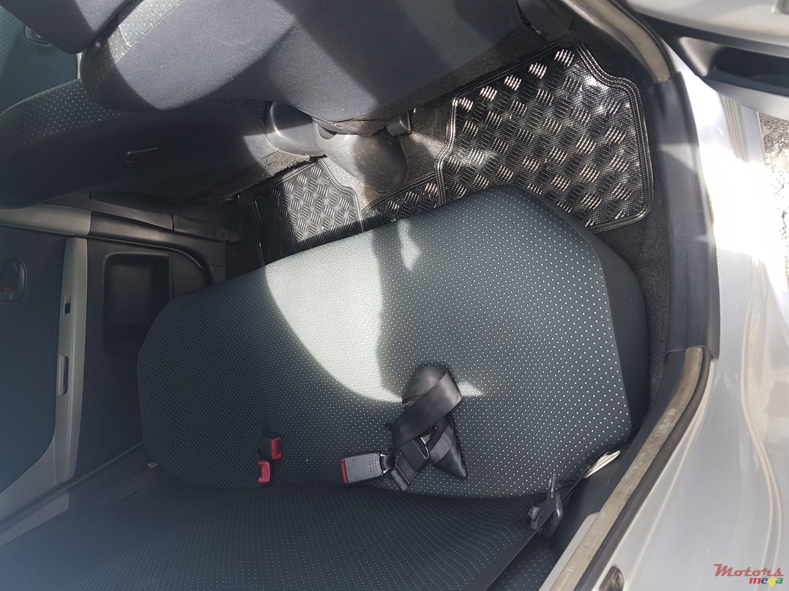 2006' Toyota Vitz photo #4