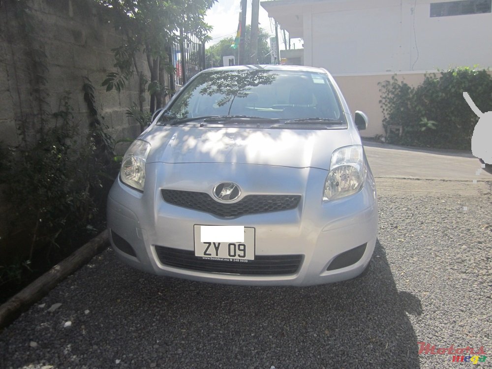 2009' Toyota Vitz photo #1