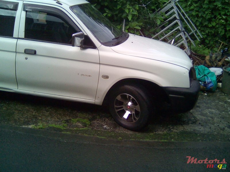 2002' Mitsubishi L 200 photo #2