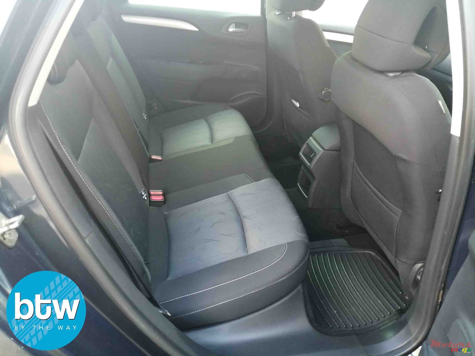 2011' Citroen C4 photo #4