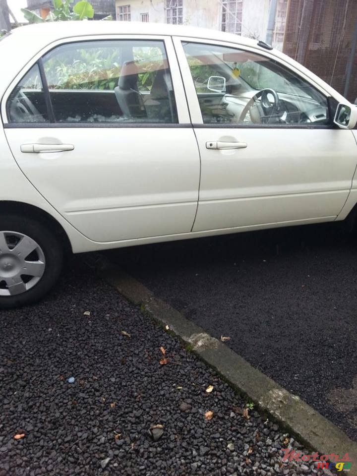 2009' Mitsubishi Lancer GLX photo #5