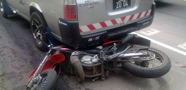 A young motorcyclist trapped under a minivan in Port-Louis