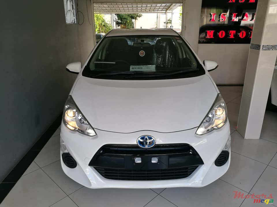 2015' Toyota Aqua photo #2