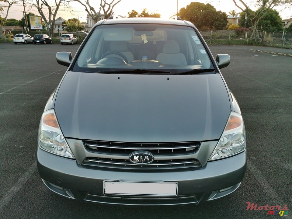 2010' Kia Carnival photo #1
