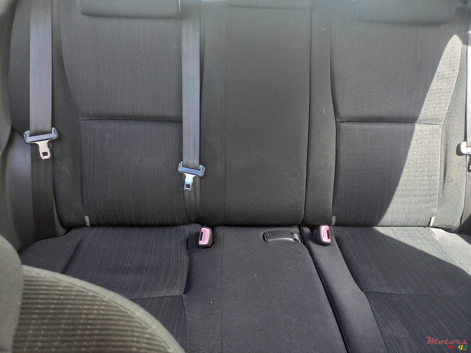 2007' Toyota Auris photo #2