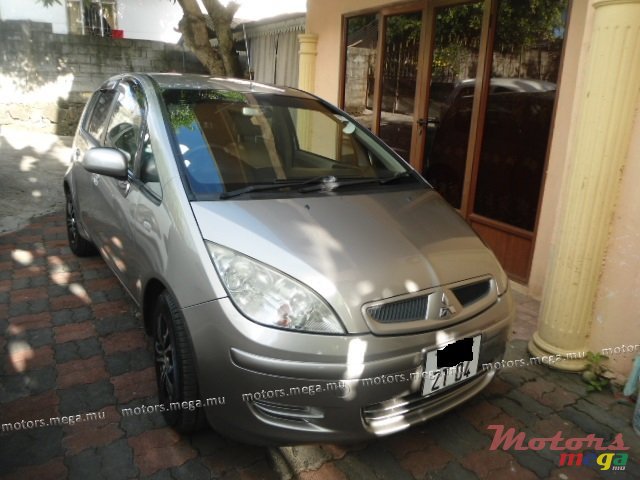 2004' Mitsubishi Colt photo #1