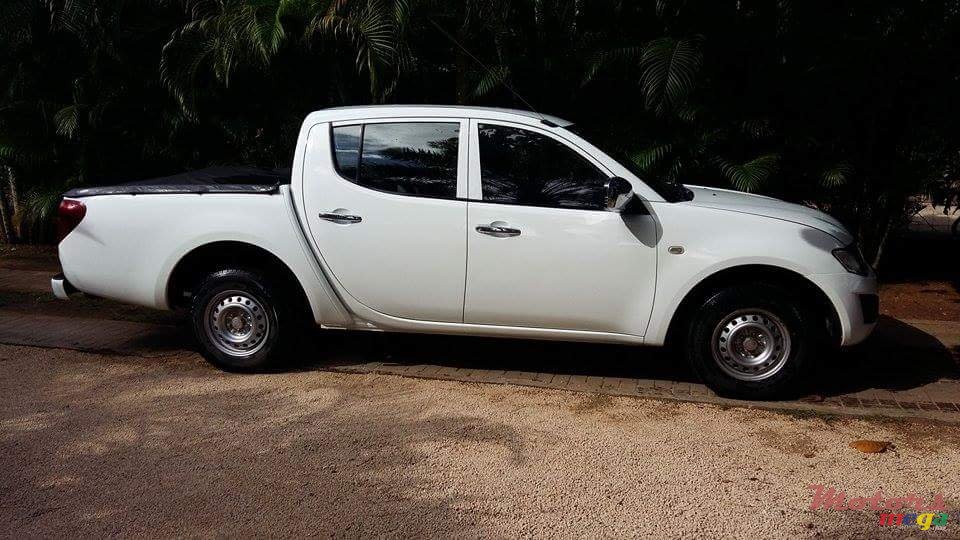 2009' Mitsubishi L 200 photo #1