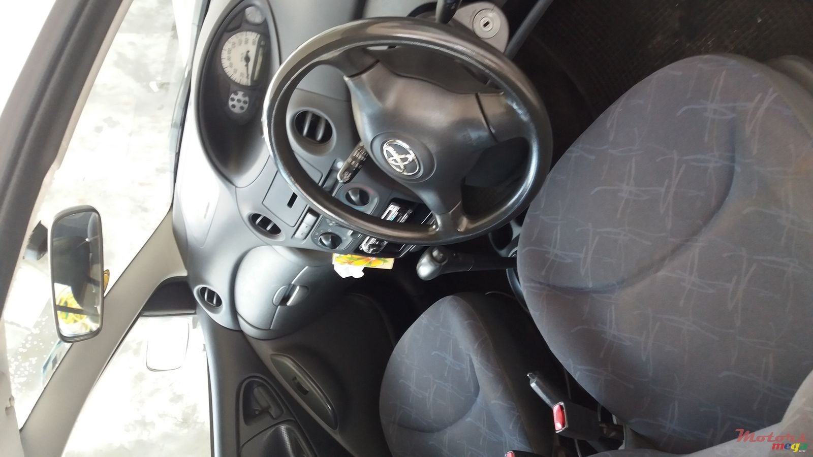 2003' Toyota Vitz photo #1