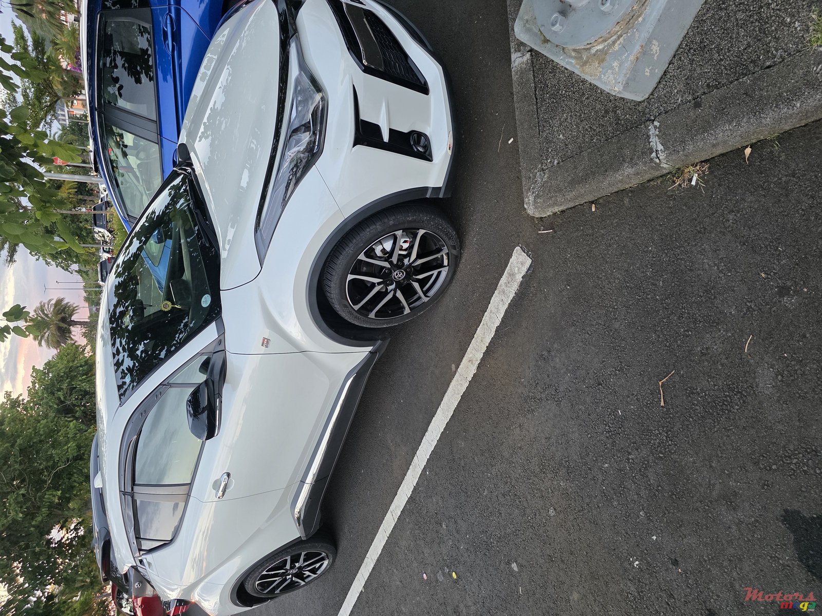 2020' Toyota C-HR photo #2