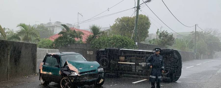 Pluies torrentielles : accident entre deux véhicules devant le Winner’s de Pereybère