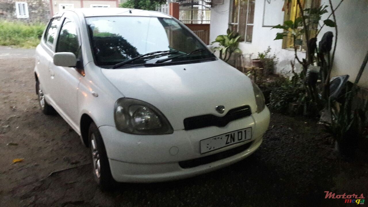2001' Toyota Vitz photo #2