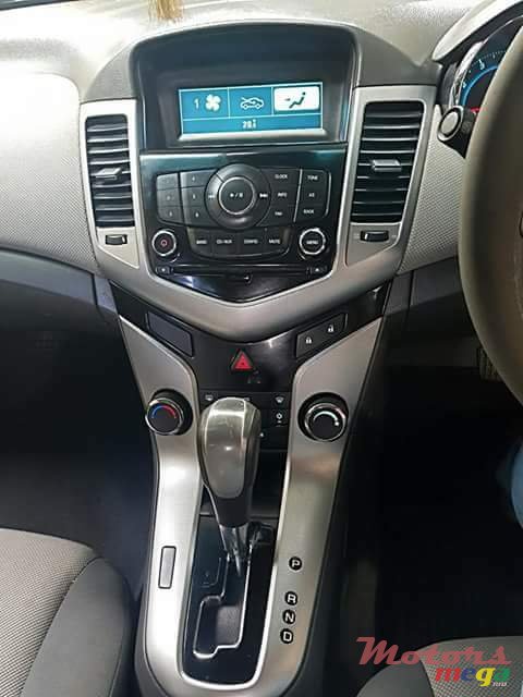 2010' Chevrolet Cruze photo #2