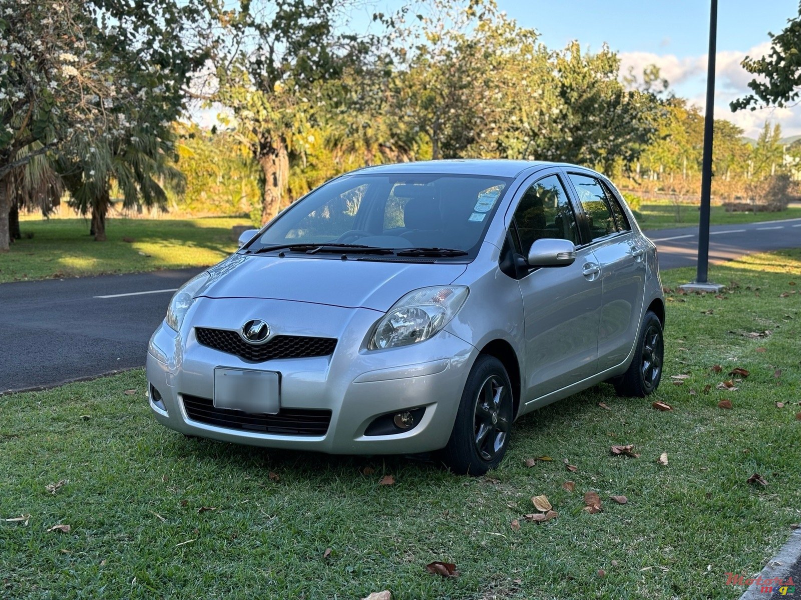 2011' Toyota Vitz photo #2